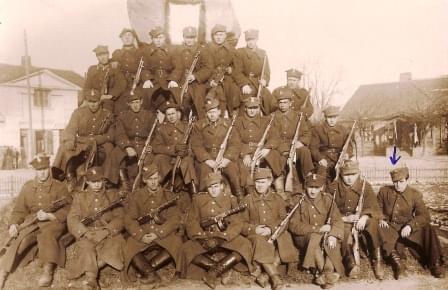 Żołnierze na tle pomnika Kościuszki