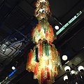 Nietypowy żyrandol w berlińskim centrum handlowym #żyrandol #nietypowy #sufit #oświetlenie #światło #berlin #centrum #handlowe #kolorowy #lampa #lampy