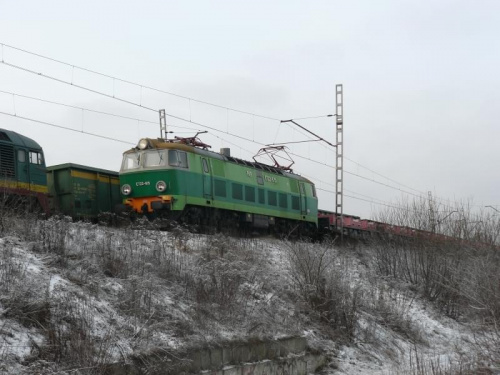 ET22-615 mija po torze niewłaściwym oczekującego na semafor wjazdowy do Kochłowic gagarina (M62-1241)