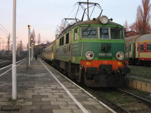 12.01.2008 EU07-535 z jednym wagonem oczekuje Moskwy Ekspress.