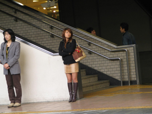 Sliczna Japoneczka na dworcu w Tokio Ogawa