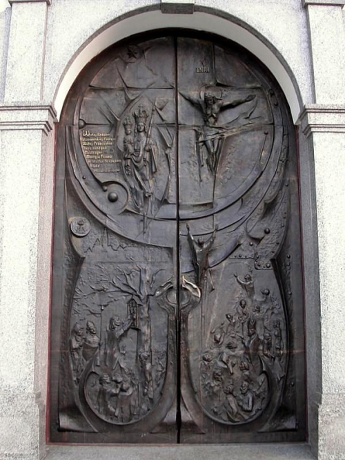 drzwi prowadzące do wnętrza kościoła