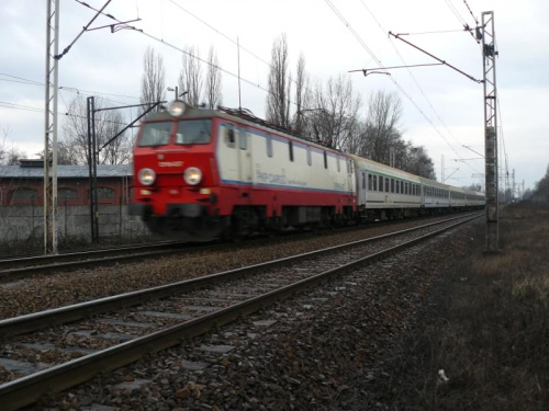 EP09 z pociągiem ekspresowym ''Skarbek'' relacji Gliwice - Warszawa pędzi w kierunku Katowic (Szlak Świętochłowice - Chorzów Batory)
