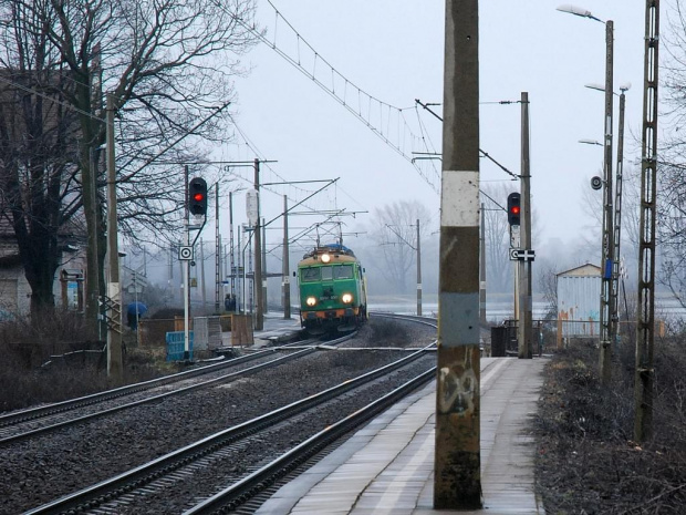 Pociąg osobowy z Bielska Białej do Raciborza podczas postoju w Goczałkowicach Zdroju.