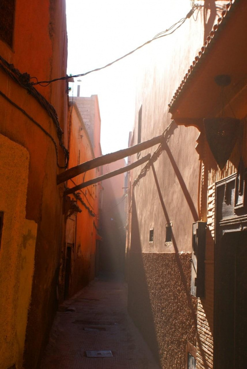 Marrakesz - na tej uliczce mieszkaliśmy, po prawej wejście do naszego riadu #Maroko #Marrakesz