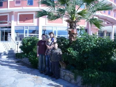 Przed wejsciem do Hotelu Lioness...Patrick,Claudynka,Sebastianek i oczywiscie moj synus Patrick :)