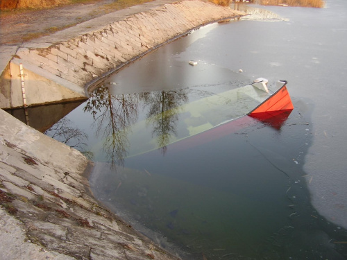 #wrak #łódka #woda #Sosina #czerwony #zima #Jaworzno