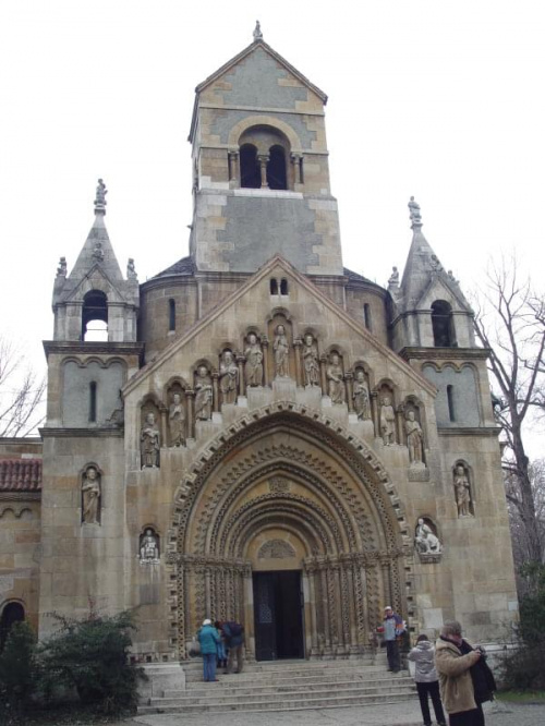 Budapeszt - zamek Vajdahunyad w Paku Miejskim (Milenijnym) - kopia romańskiej kaplicy z miasta Ják #węgry #wycieczka #wino #eger #budapeszt