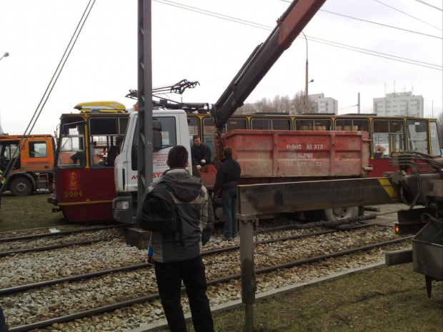 W Warszawie na skrzyżowaniu ul. Broniewskiego i Armii Krajowej o godz. 13.45 ciężarówka zderzyła się z tramwajem linii 28. Tramwaj wypadł z szyn, całe rondo i okoliczne ulice są zablokowane. Prawdopodobnie jedna osoba została ranna.