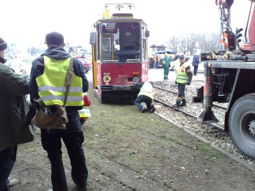 W Warszawie na skrzyżowaniu ul. Broniewskiego i Armii Krajowej o godz. 13.45 ciężarówka zderzyła się z tramwajem linii 28. Tramwaj wypadł z szyn, całe rondo i okoliczne ulice są zablokowane. Prawdopodobnie jedna osoba została ranna.