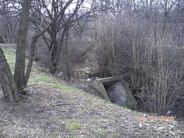 Schron na ul. Wydawniczej w ŁODZI w pobliżu torów kolejowych.