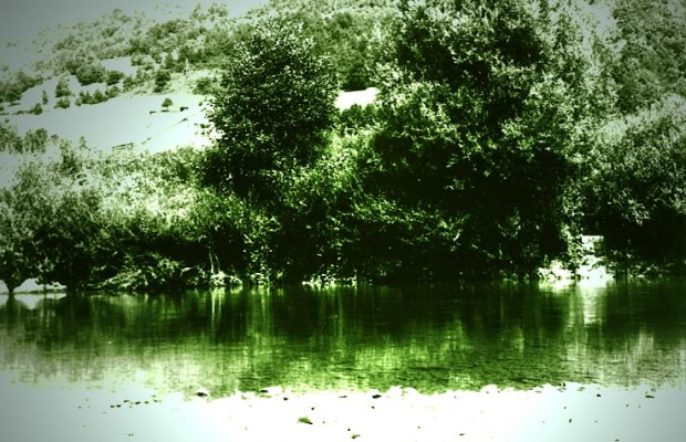 Rzeka Sana (Bosnja), pokolorowane czarno-białe zdjęcie...