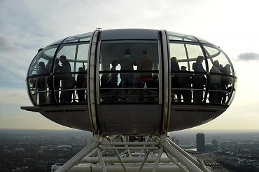 Golden Eye. Sąsiednia kapsuła z turystami. #Londyn #GoldenEye #kabina