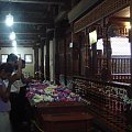 Miejsce przed słynnym zębem Buddy gdzie ludzie przynosili kwiaty i sie modlili... Kandy