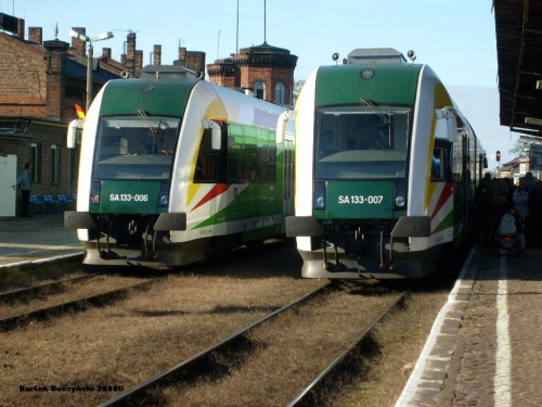 150-cio lecie Ostbahnu. SA133-007 jako pociąg specjalny dla uczestników imprezy, oraz SA133-006 jako pociąg osobowy z Krzyża