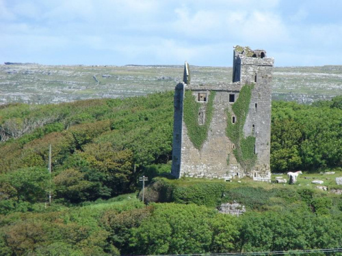 ruiny zamku w pobliżu wybrzeża