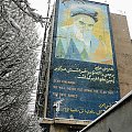 Teheran - antyamerykańskei grafiti, w ostatnich latach na wszystkich propagandowych grafiti w Teheranie w tym na tych na elewacji b. ambasady USA pojawiły się tłumaczenia sloganów napisanych po persku na angielski