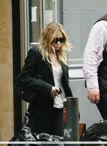 Ashley walking in NYC-paparazzi luty 2008