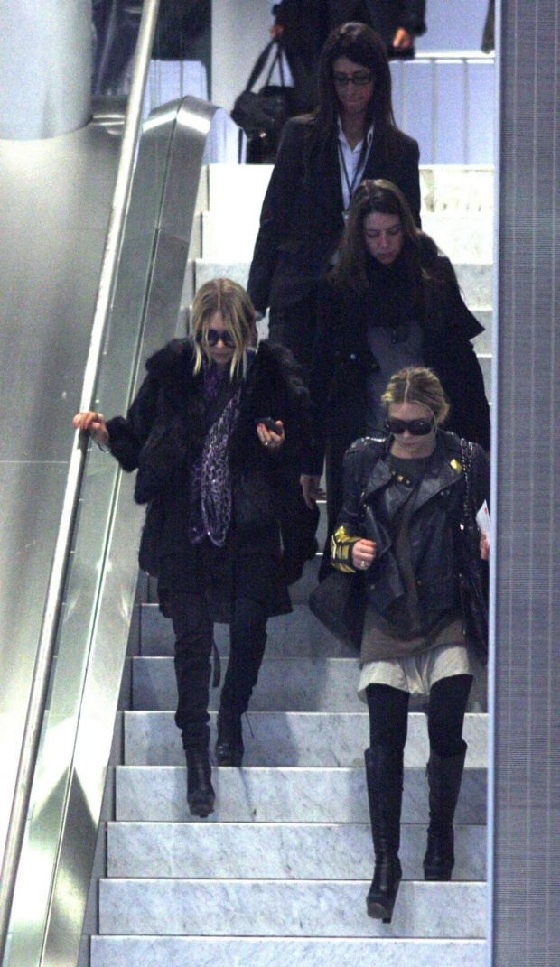 MK and Ash arrive in Paris-paparazzi luty 2008