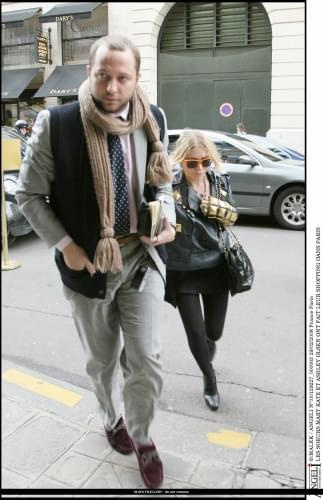 MK and Ash shopping in Paris-paparazzi luty 2008