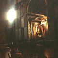 W Bazylice Sw. Piotra, Rzym #Bazylika #wnętrze #ciemne #kościół