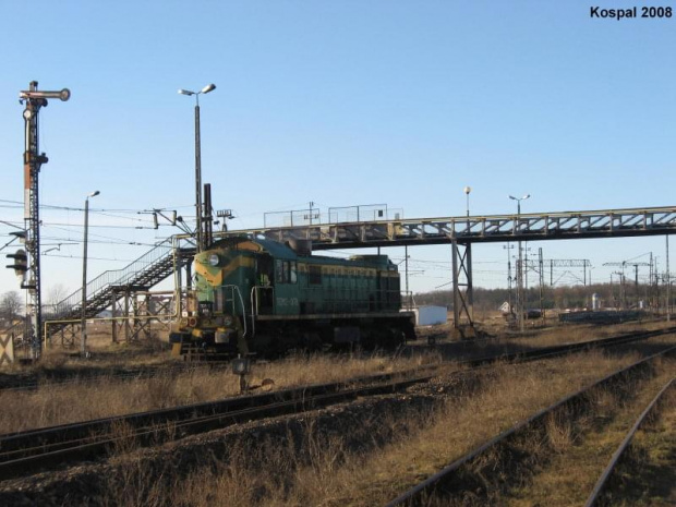 05.03.2008 TEM2-078 zjeżdża z lokomotywowni CTL na stację towarową KOB w celu manewrów.