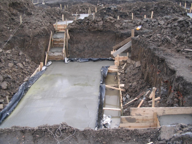 a tu wylany fundament pod piwniczke.....