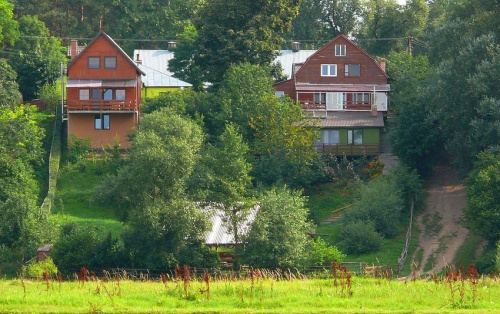 Wieś Łokcie nad Bugiem widziana z lewego brzegu.