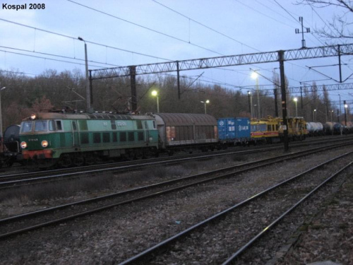 13.03.2008 ET22-579 z pociągiem towarowym w którego składzie znajduje się pociąg sieciowy.