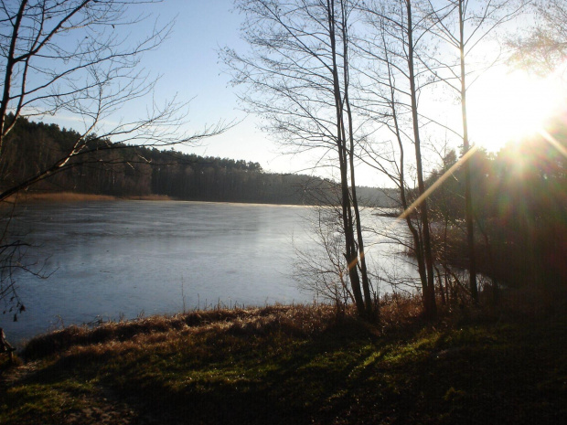 Jeziorko zimą. #przyroda #jezioro #zima #lód #woda #słońce
