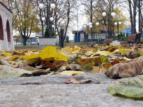 Nowe oświetlenie przy zabudowaniach muzealnych.