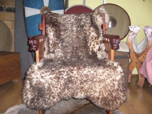 Rzeżbiony fotel wikiński