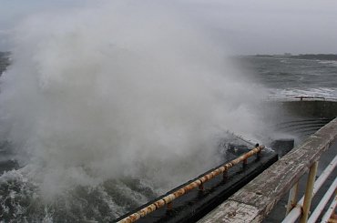 Fale sztormowe przy kołobrzeskim molo #sztorm #kołobrzeg