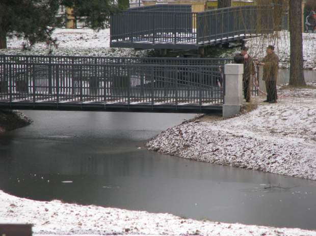 Nie ma jak grzaniec na romantycznym mostku. #park