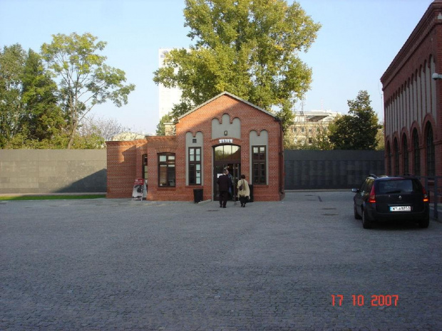 Muzeum zostało otwarte w przeddzień 60. rocznicy wybuchu powstania, 31 lipca 2004 r. Jest wyrazem hołdu warszawiaków wobec tych, którzy walczyli i ginęli za wolną Polskę i jej stolicę. Ekspozycja przedstawia walkę i codzienność powstania na tle okupacj...