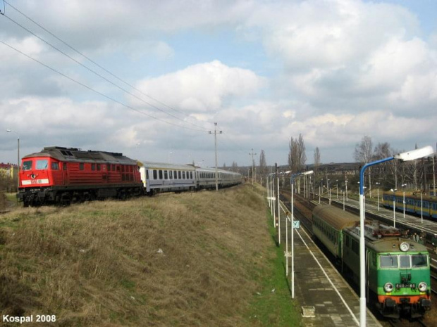 23.03.2008 BR234 144-4 z BWE do Berlina przyjeżdża po torze 100 łączącym poziomy , a na dole EU07-180 i wagon Bd.