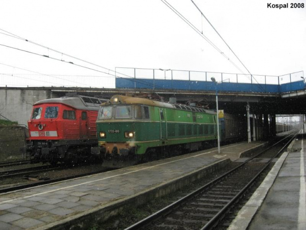 23.03.2008 ET22-610 z bruttem w kier.Rzepina przejeżdża przez stację mijając się z BR234 144-4.