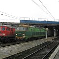 23.03.2008 ET22-610 z bruttem w kier.Rzepina przejeżdża przez stację mijając się z BR234 144-4.