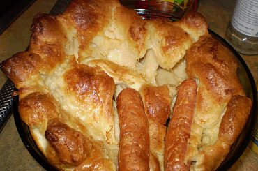 Ropucha w dziurze- zapiekana parówka w cieście naleśnikowym.Przepisy: www.foody.pl , WWW.kuron.pl i http://kulinaria.uwrocie.info/ #przystawki #CiastoNaleśnikowe #parówka #jedzenie #kulinaria