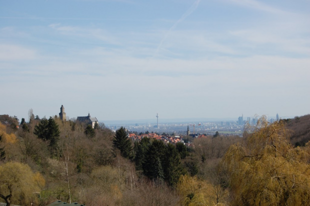 cd. ZOO w Königstein. Köningstein i na dalszym planie Frankfurt nad Menem widziany z gor Taunus gdzie znajduje sie "Opel" ZOO.