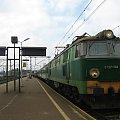05.04.2008 (Krzyż) ET22-966 z pociągiem pośpiesznym Merkury z Szczecina do Katowic oczekuje wolnej drogi.