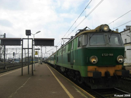 05.04.2008 (Krzyż) ET22-966 z pociągiem pośpiesznym Merkury z Szczecina do Katowic oczekuje wolnej drogi.