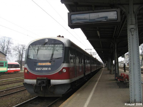 05.04.2008 (Krzyż) EN57-2008 jako pociąg osobowy do Stagradu Szcz gotowy do odjazdu.