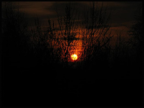 Kolejna porcja zachodów z dnia 08.04.2008. Gdy brak chmur, codziennie łowię słońce swoim aparatem. Byłoby grzechem przepuścić takiego malarza, jakim jest natura. #zachód #słońce #niebo