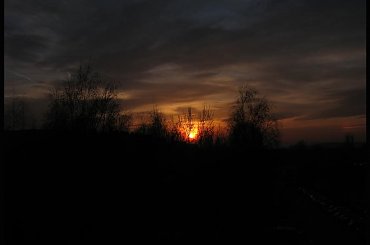 Kolejna porcja zachodów z dnia 08.04.2008. Gdy brak chmur, codziennie łowię słońce swoim aparatem. Byłoby grzechem przepuścić takiego malarza, jakim jest natura. #zachód #słońce #niebo
