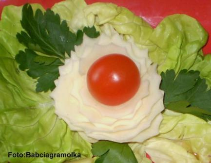 Kwiat z pietruszki.Przepisy na : http://www.kulinaria.foody.pl/ , http://www.kuron.com.pl/ i http://kulinaria.uwrocie.info/ #dekoracje #pietruszka #warzywa #jedzenie #kulinaria