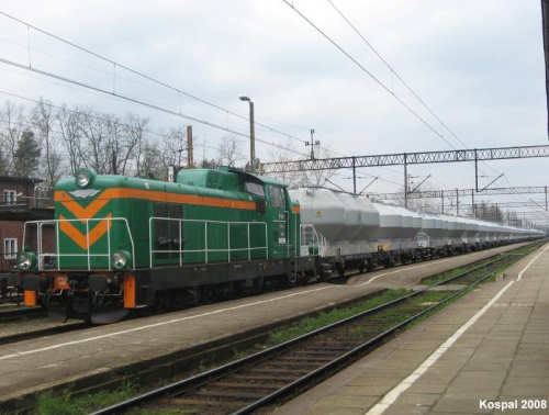 19.04.2008 (Czerwieńsk) SM42-348 ze składem gruszek z Guben oczekuje na odpięcie od składu.