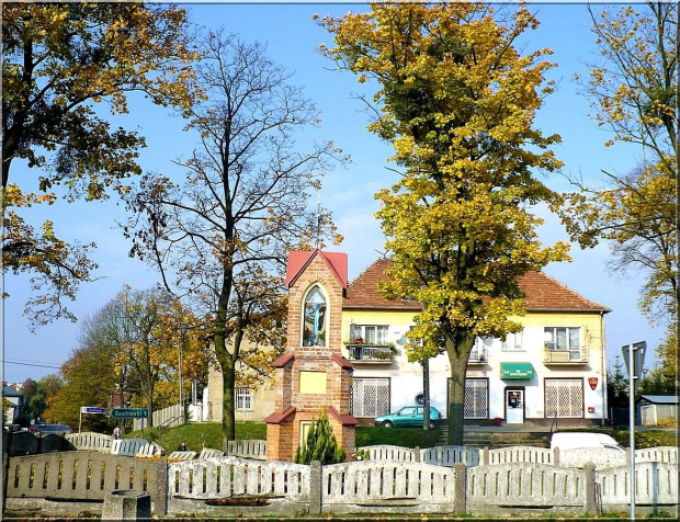 Kajkowo koło Ostródy - przy wyjeździe z Ostródy na rozwidleniu dróg stoi kapliczka. Po jej otoczeniu widać dbałość i troske okolicznych mieszkańców