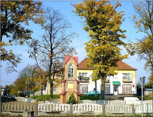 Kajkowo koło Ostródy - przy wyjeździe z Ostródy na rozwidleniu dróg stoi kapliczka. Po jej otoczeniu widać dbałość i troske okolicznych mieszkańców