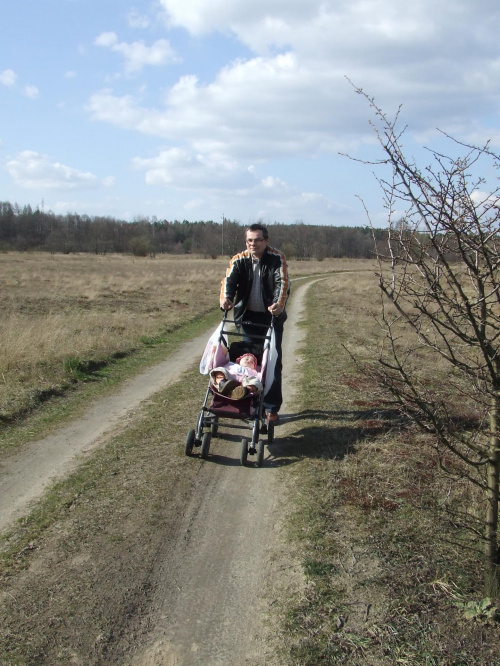 Niedzielny spacerek nad zalew Sulejowski :) Wenia sobie przysnęła :)